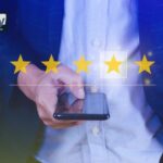 Avis Google consultés sur smartphone pour évaluer la réputation d’une entreprise locale